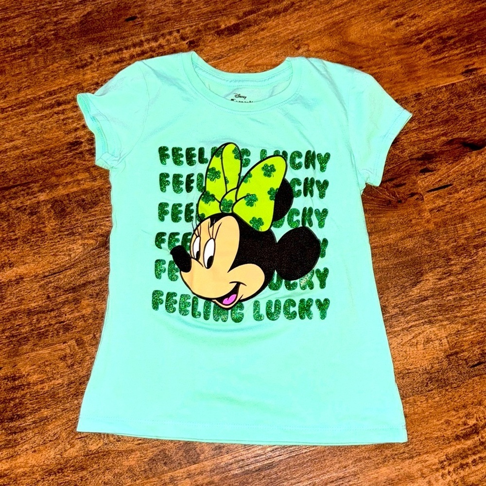 Minnie tee size ‘medium 🍀
